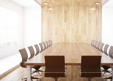 Tyhjä kokoushuoneen pöytä