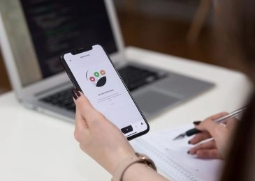 A woman with a smartphone in an hand