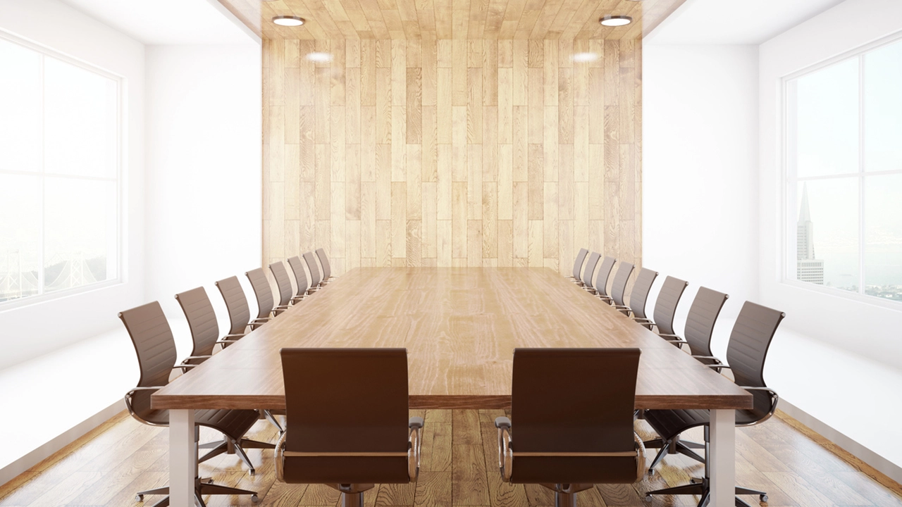 Tyhjä kokoushuoneen pöytä