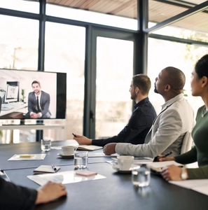 Webcast in einem Konferenzraum mit Menschen